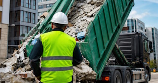 Вывоз строительного мусора в Назарове: услуги лицензированной компании — ПроМусор